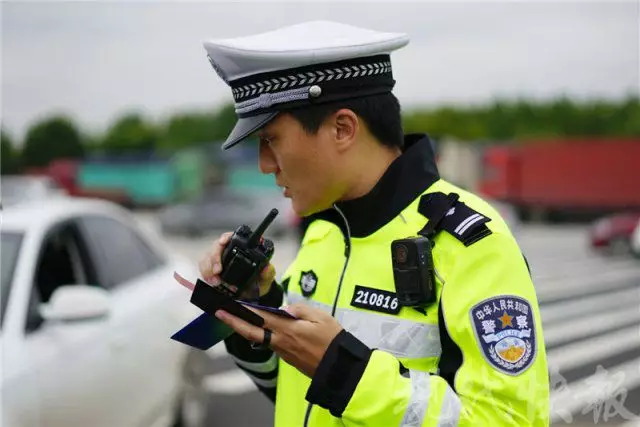 冷冬将至 一线交警冬季执勤防护服该配发了